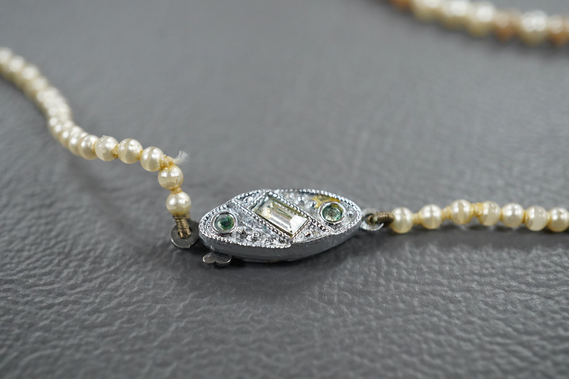 A single strand lapis lazuli and cultured pearl bead necklace, with 375 clasp, 52cm, together with other mixed jewellery etc. including A Mexican sterling bracelet and brooch, enamelled base metal butterfly brooch, a pai